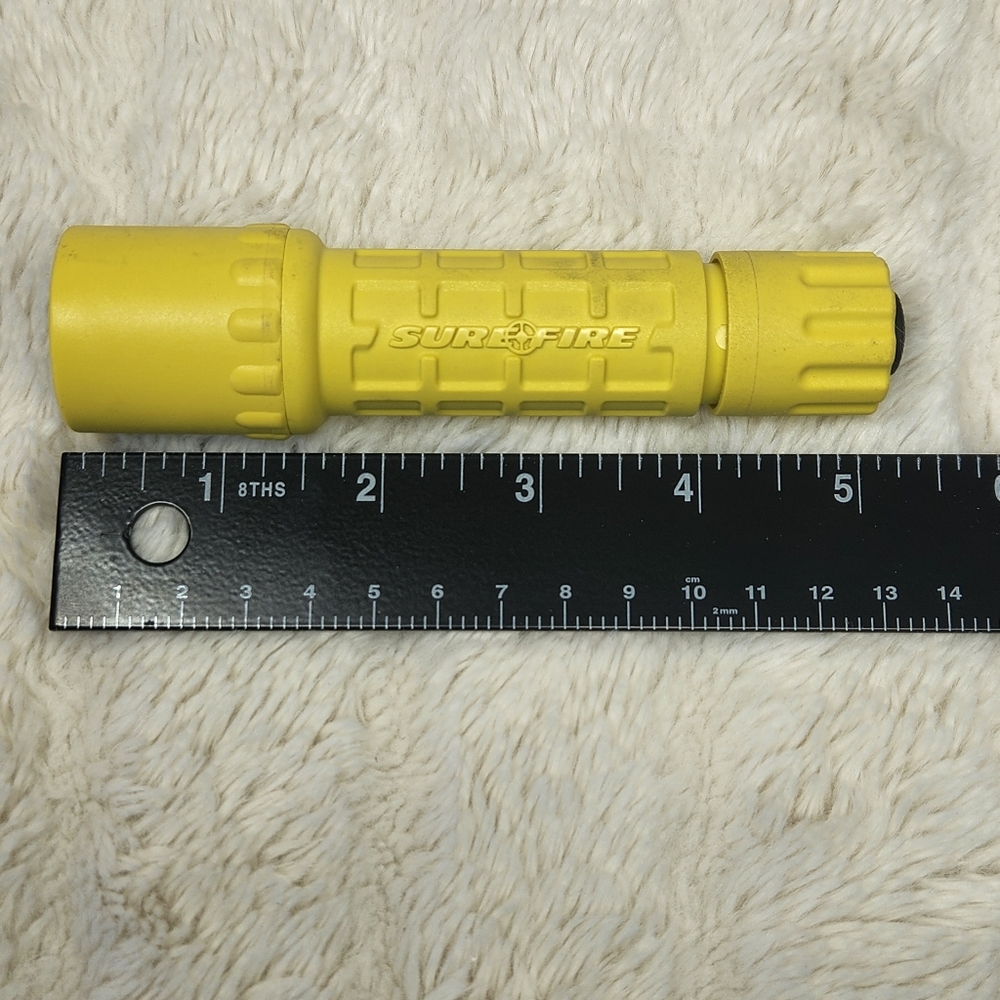 Surefire G2 Flashlight Xenon with 2 CR123A Batteries Nitrolon Yellow - Picture 4 of 5